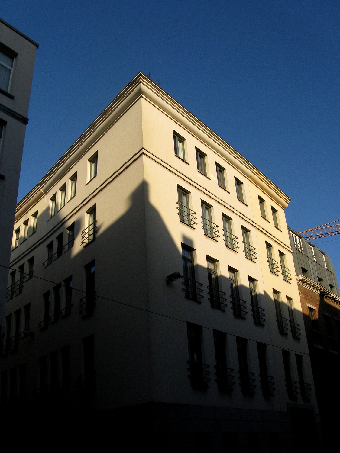 Modern kantoorgebouw met glazen gevel in Antwerpen