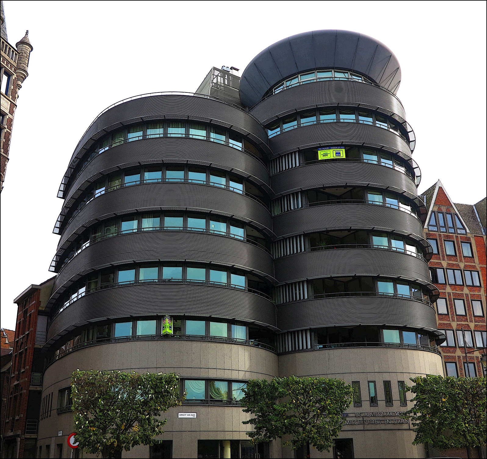 Moderne woongebouwen langs het water in Antwerpen