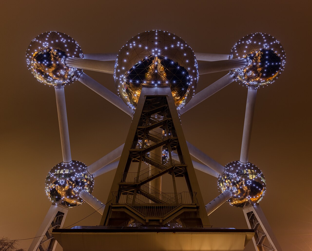 Het Atomium in Brussel tegen een heldere hemel