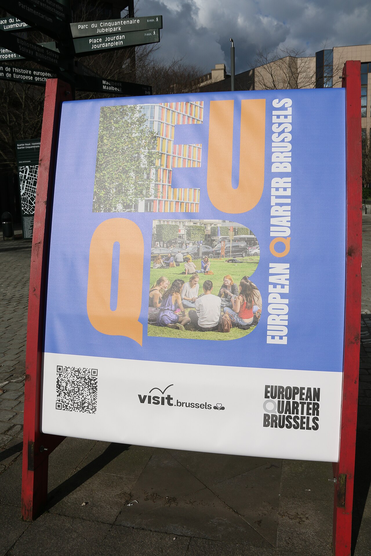 Straat met kantoorgebouwen in het Europees kwartier