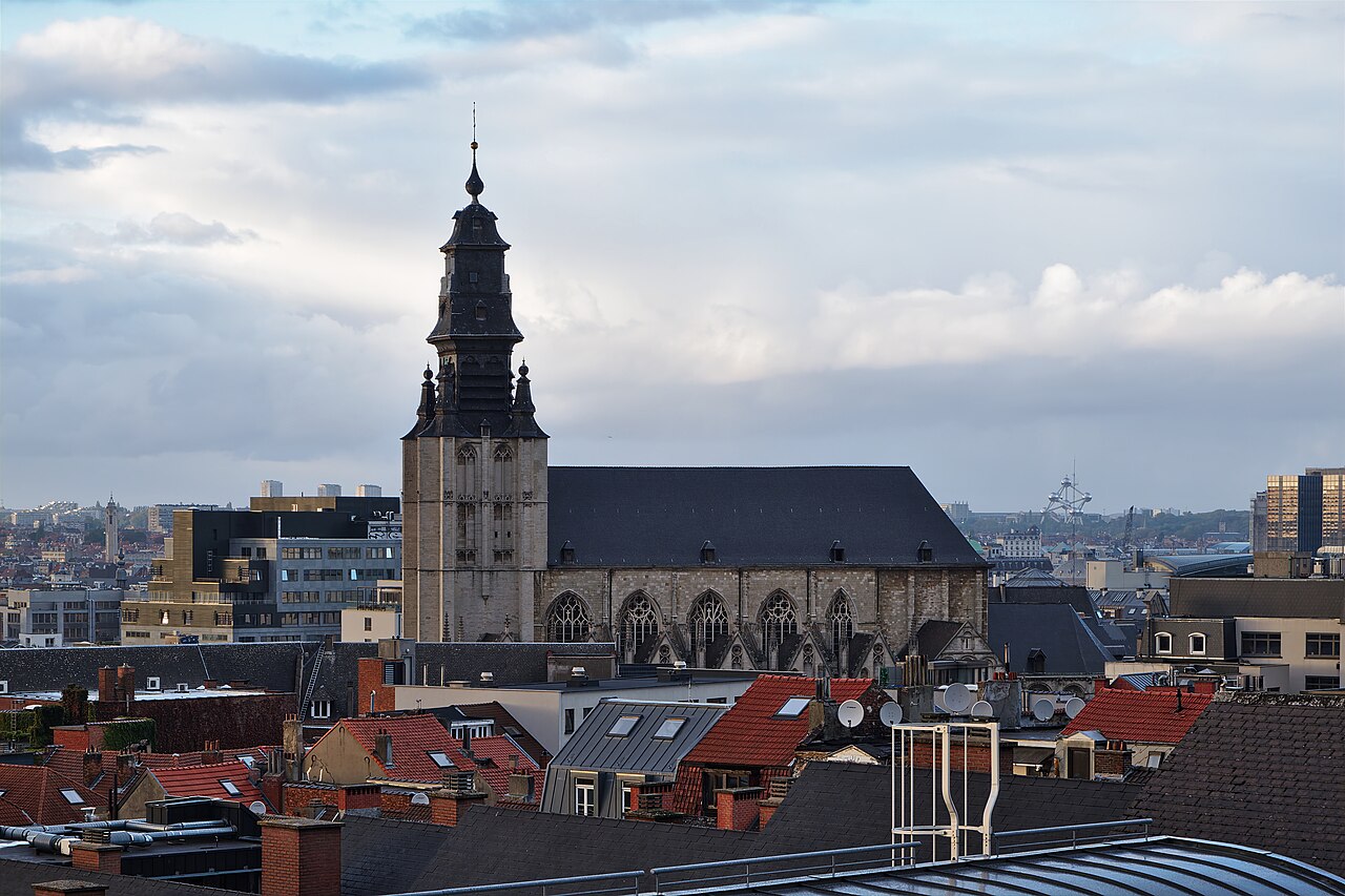 Kapelkerk in Brussel tussen de omliggende huizen